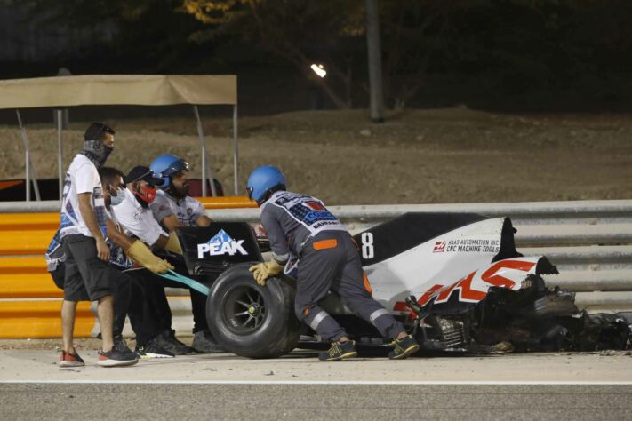 Acidente de Grosjean aconteceu após toque com Daniil Kvyat. 