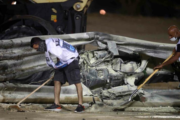 O guard-rail destruído com a pancada de Grosjean.