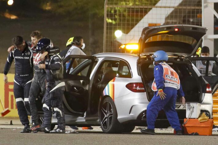 Grosjean no carro médico após a batida.