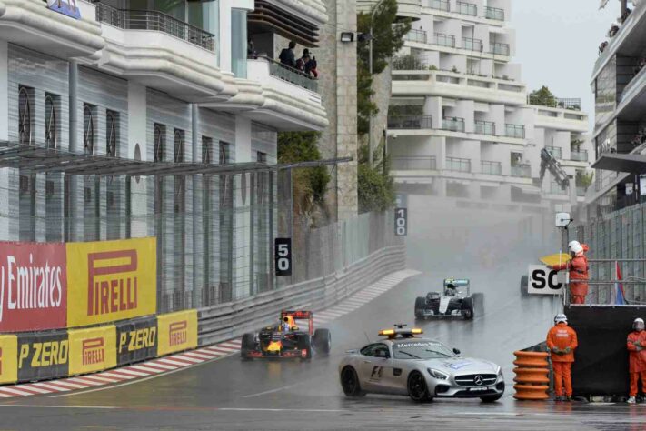 No GP de Mônaco de 2016, o Mercedes pilotado por Bernd Maylander também entrou na pista