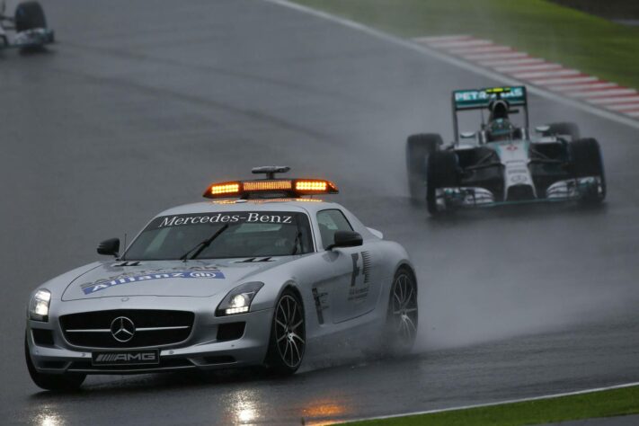 O safety-car continua muito presente em situações de chuva forte. Acima, no GP do Japão de 2014