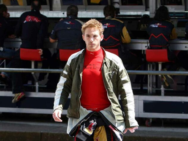 Com briga e agressão do chefe de equipe, Scott Speed foi dispensado da Toro Rosso em 2017 para a chegada de Sebastian Vettel.