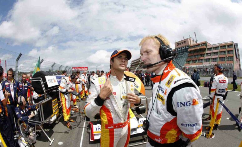 Nelsinho Piquet foi demitido da Renault em 2009 para a chegada de Romain Grosjean.