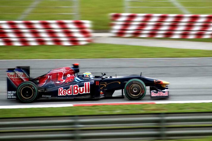 Tetracampeão da Champ Car, Sébastien Bourdais foi demitido para a chegada de Jaime Alguersuari na Toro Rosso.