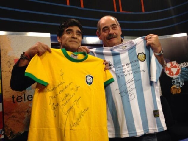 O ex-jogador Roberto Rivellino também prestou homenagem à Diego Armando Maradona: "Perdemos um dos maiores jogadores do mundo.e uma pessoal especial na minha vida. Vai com Deus.", disse.
