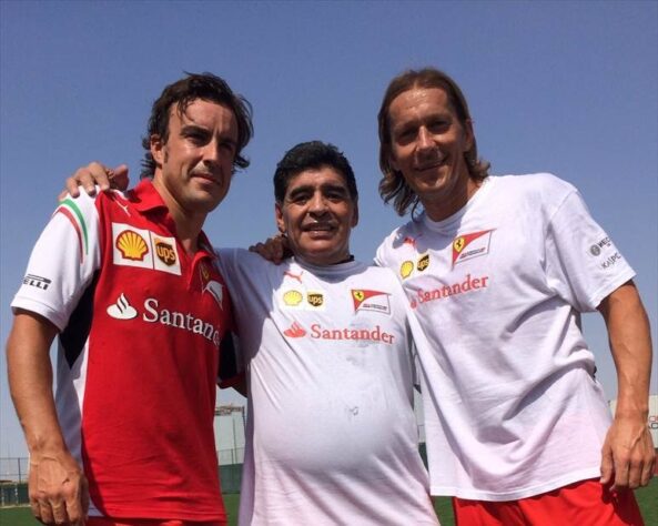 Em evento da Santander, Alonso e Maradona dividiram o campo de futebol
