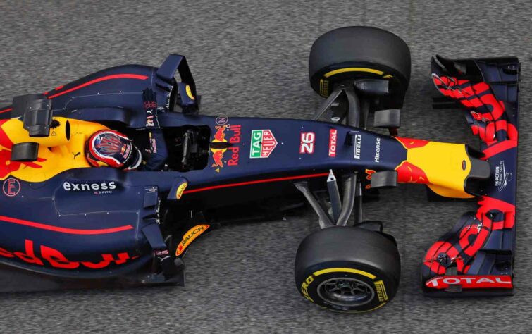 No início de 2016, Daniil Kvyat foi rebaixado da Red Bull para a Toro Rosso. Em seu lugar, entrou Max Verstappen.