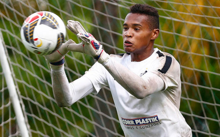 JOHN VICTOR- Santos (C$ 1,63) Acreditamos que o Peixe seja o maior candidato á não sofrer gol contra um Sport que só fez um gol nas últimas cinco partidas. Assim, nada mais natural que escolher o jovem que ganhou a vaga com boas atuações quando foi exigido pela ausência de João Paulo. O preço baixo também é convidativo.