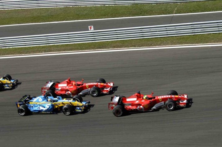 Na largada, partiu muito bem e segurou Michael Schumacher e Fernando Alonso, que disputavam o título.
