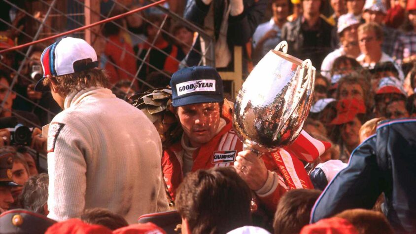 Alan Jones venceu o GP da Áustria de 1977. Até aí, tudo bem, mas a organização da corrida não tinha o hino da Austrália para tocar no pódio.