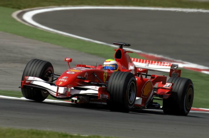 O brasileiro não teve dificuldades para disparar e deixar os adversários Alonso e Schumacher na briga pelo segundo lugar.
