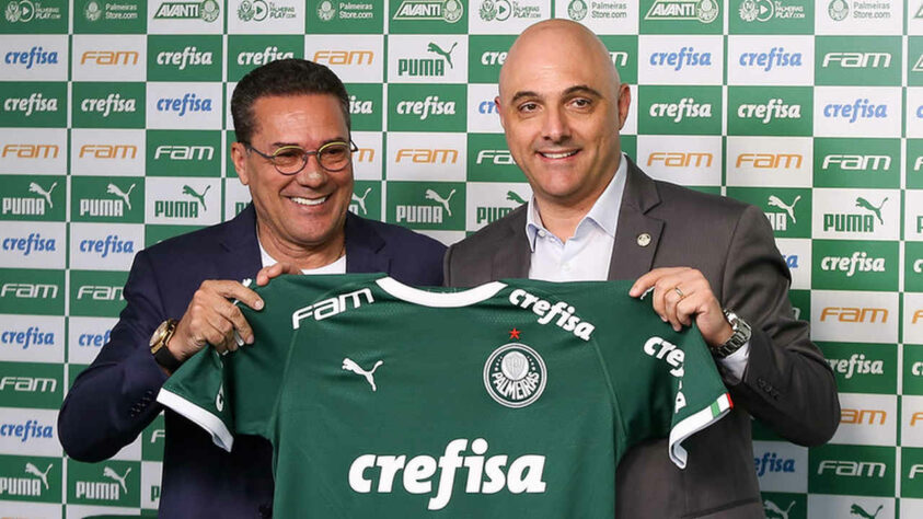 Em 15 de dezembro, um dia após divulgar, via imprensa, que encerrava negociações com o técnico argentino Jorge Sampaoli (devido a uma recusa do mesmo), o Palmeiras anunciou Vanderlei Luxemburgo como seu novo treinador. “Eu tenho um clube de DNA de Academia. Mas isso não quer dizer que eu não tenho um time técnico, que não possa ser extremamente defensivo. A marcação começa no ataque”, comentou Luxa, em sua coletiva de apresentação.