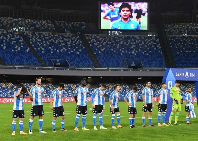 Na Itália, o Napoli, clube pelo qual Maradona conquistou dois campeonatos italianos e foi considerado o “Rei de Nápoles”, entrou em campo vestindo uma camisa especial, que fazia alusão ao uniforme da Seleção Argentina. Os jogadores da equipe napolitana golearam a Roma, pelo placar de 4 a 0.