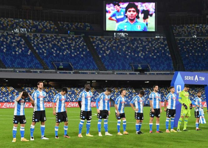 Na Itália, o Napoli, clube pelo qual Maradona conquistou dois campeonatos italianos e foi considerado o “Rei de Nápoles”, entrou em campo vestindo uma camisa especial, que fazia alusão ao uniforme da Seleção Argentina. Os jogadores da equipe napolitana golearam a Roma, pelo placar de 4 a 0.