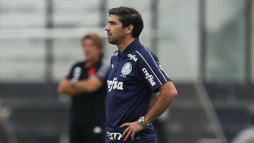 'Estou no futebol, não na igreja.' - Abel Ferreira chegou ao Palmeiras em novembro de 2020 e nunca fez questão de esconder o seu comportamento enérgico na beira do gramado. Os cartões amarelos não demoraram a aparecer, bem como as expulsões. Após receber seu primeiro cartão vermelho, ainda no mês de novembro, na partida de ida diante do Ceará pelas quartas de final da Copa do Brasil, Abel disparou: 'Na igreja, tenho que estar calado. Mas estou no futebol, não na igreja'. Abel Ferreira acumula 39 advertências e sete expulsões pelo Palmeiras. 