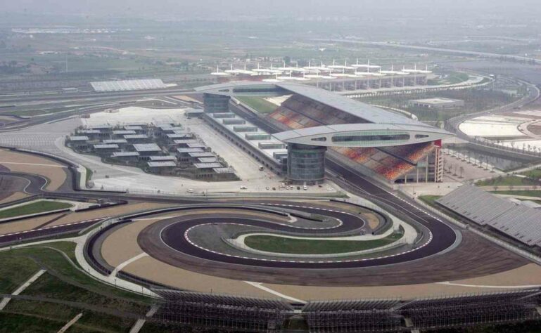 Em 2004, a China passou a receber a F1 com desenho de Tilke. O desenho é inspirado na letra chinesa 上