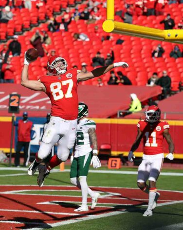 Travis Kelce - Em 2020, faz uma das melhores temporadas da história por um tight end, sendo principal arma ofensiva de Patrick Mahomes.