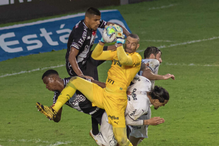 Em São Januário, o Palmeiras venceu o Vasco por 1 a 0, neste domingo, e engatou a terceira vitória consecutiva no Brasileirão. Luiz Adriano foi o autor do gol, após rebote de pênalti perdido por ele. A defesa do Palmeiras foi bem na partida, com Weverton, Luan, Gustavo Gómez e Matías Viña recebendo as maiores notas. Veja as avaliações para o Verdão no duelo (Por Nosso Palestra)