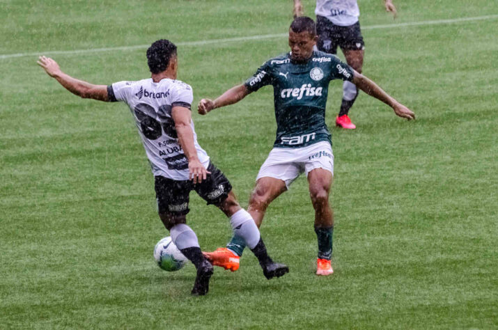 Com três gols em cinco minutos, o Palmeiras venceu o Ceará por 3 a 0, no Allianz Parque, e deu passo importante por vaga nas semifinais da Copa do Brasil. O garoto Gabriel Veron (na foto) foi o grande nome do Verdão na partida, marcando um gol e dando uma assistância. Veja as notas para o Palmeiras no jogo. (Por Nosso Palestra)