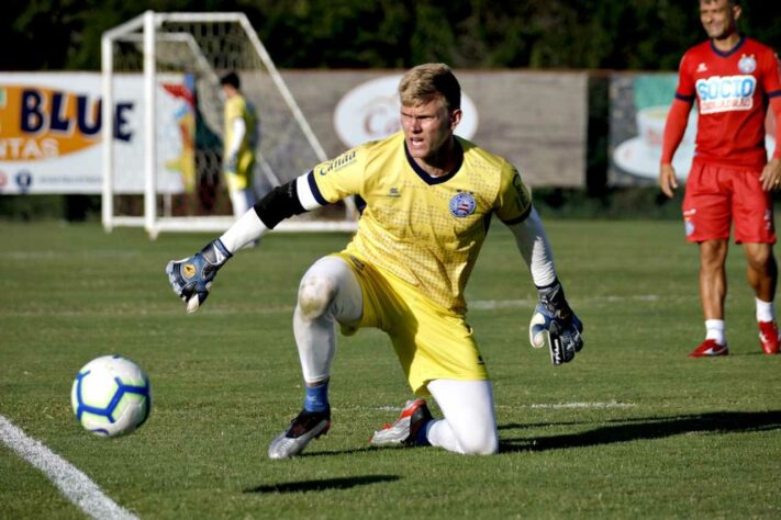 DOUGLAS FRIEDRICH - Bahia (C$ 10,19) - Jogando por uma vaga na Sul-Americana na última rodada e enfrentando um Santos sem maiores pretensões, o goleiro pode pontuar com o SG e também com DDs. Marinho deve ser um dos poucos titulares em campo para buscar a artilharia do torneio e, assim, Douglas deve ser muito exigido.