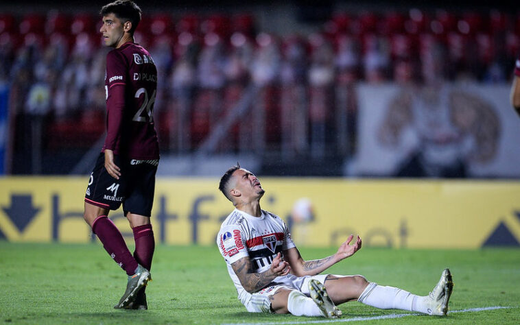 São Paulo eliminado de maneira inacreditável: O São Paulo fez o improvável quarto gol aos 90 minutos e ia garantindo a vaga na próxima fase da Copa Sul-Americana. No lance seguinte, a equipe argentina se lançou ao ataque e conseguiu o gol heroico, eliminando o Tricolor mesmo perdendo por 4 a 3.