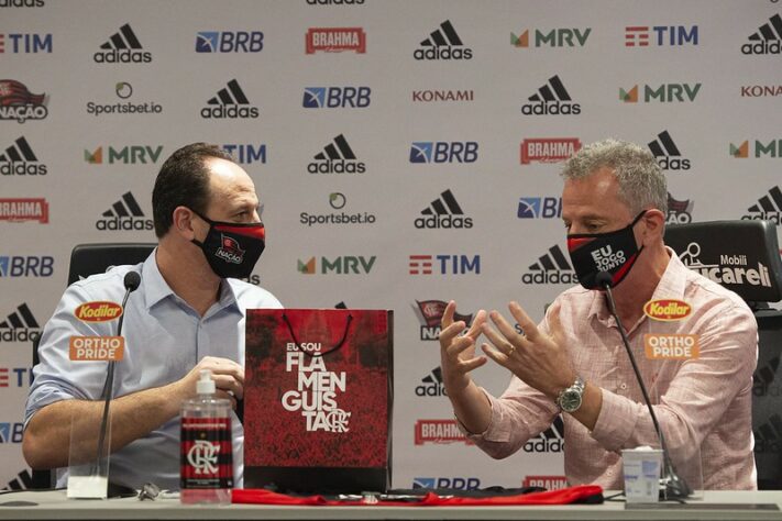 O técnico Rogério Ceni recebeu produtos do programa de sócio-torcedor do Flamengo
