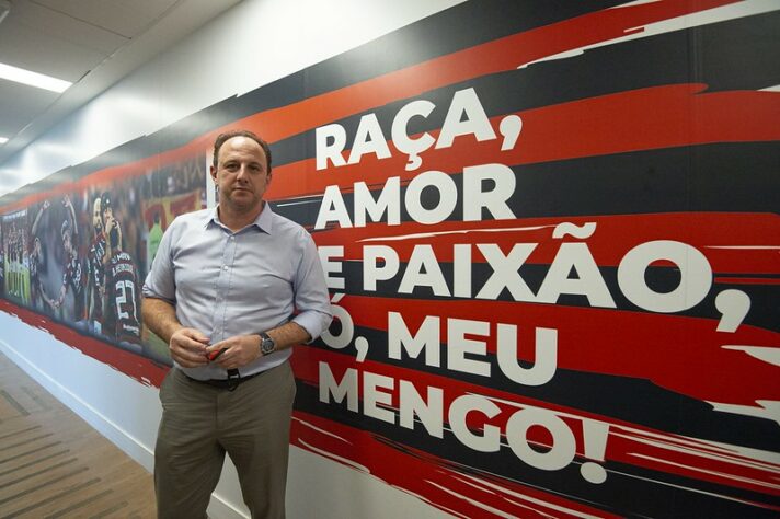 Agora pelo Flamengo e perto de escrever outro capítulo marcante na vitoriosa trajetória no Morumbi, Rogério Ceni projetou o cenário:  "O Morumbi faz parte da minha história, tenho um respeito muito grande pelo São Paulo e agora estamos em uma nova fase. Quero escrever minha história pelo Flamengo. É uma casualidade o jogo ser no Morumbi. Jogaremos com o maior respeito, vamos enfrentar um grande time que nos fez sofrer bastante esse ano. Vamos ao Morumbi com essa possibilidade de ser campeão brasileiro, com o maior respeito que o São Paulo merece pelo clube que é."