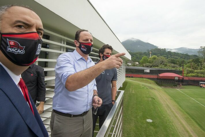 Rogério Ceni observa os campos de treinamento do Flamengo