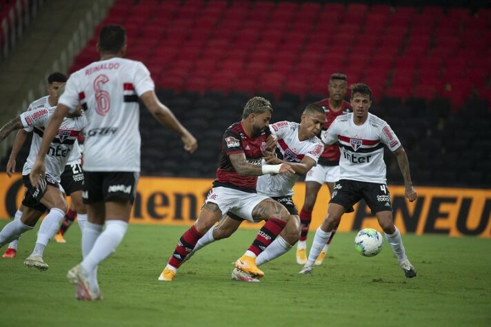 O Flamengo está em baixa: são cinco goleadas. A primeira delas foi diante do Atlético-GO, por 3 a 0, em agosto. Depois, a equipe levou 5 a 0 do Independiente del Valle na Libertadores, em setembro. O Atlético-MG aplicou 4 a 0 no Brasileiro agora em novembro, enquanto o São Paulo fecha a conta com duas goleadas, uma por 4 a 1, também na competição nacional, e outra por 3 a 0, na Copa do Brasil.