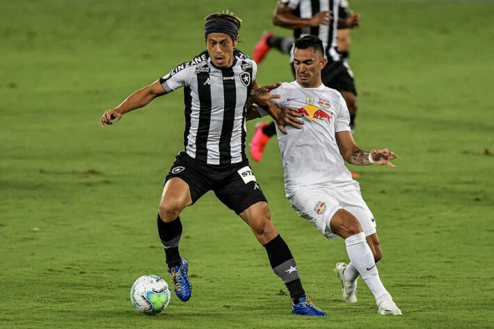 O Botafogo recebeu o RB Bragantino na noite desta segunda-feira, pela 21ª rodada do Campeonato Brasileiro, e perdeu de virada por 2 a 1. Após abrir o placar com gol do centroavante Matheus Babi, o Glorioso permitiu o empate do Massa-Bruta logo na saída de bola. No segundo tempo, o zagueiro Kanu cometeu pênalti ao permitir que a bola batesse em seu braço, e o meia Claudinho acertou a cobrança. Confira as notas do LANCE! (Por Núcleo Botafogo - reporterbota@lancenet.com.br)