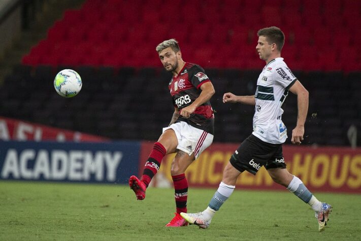 Flamengo - Apesar da instabilidade vivida após a saída de Jorge Jesus e a passagem rápida de Domenéc Torrent pelo comando, o time de Rogério Ceni segue sendo favorito em qualquer competição que disputa, por conta das boas peças à disposição. Classificado em primeiro do grupo, com 15 pontos, o Flamengo soma, nos últimos 10 jogos, quatro vitórias, dois empates e quatro derrotas.