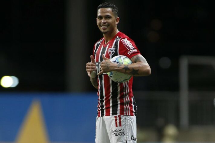 A 23ª rodada do Campeonato Brasileiro foi praticamente concluída na última segunda-feira, restando apenas o embate entre Grêmio x Flamengo a ser disputado em data ainda incerta. O LANCE! montou aqui uma galeria atualizada com as chances de cada clube - conforme a tabela no momento - de título, vaga para a Libertadores (G6) e rebaixamento. Os dados são do Departamento de Matemática da Universidade Federal de Minas Gerais (UFMG). O São Paulo tem mais chances pela taça, pois está com menos jogos do que os concorrentes. Confira as contas!