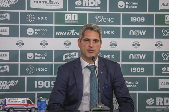 FECHADO - Rodrigo Santana foi apresentado como novo técnico do Coritiba nesta terça-feira. O profissional de 38 anos substitui Jorginho, que acabou demitido após uma série de resultados ruins.