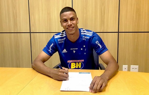 FECHADO - Revelação da base do Cruzeiro, o zagueiro Paulo teve seu contrato renovado pela diretoria nesta terça. O vínculo com o atleta de 18 anos agora é válido até o fim de 2023.