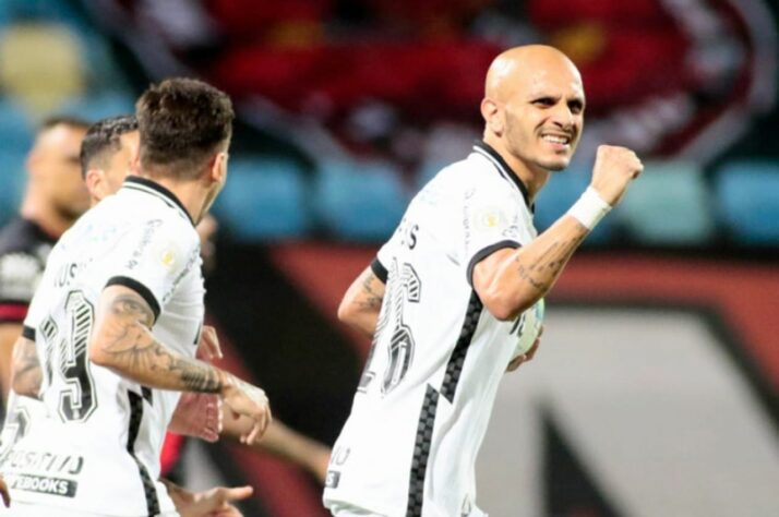 Atlético-GO e Corinthians apenas empataram, em jogo frio. 1 a 1 foi o placar final do jogo desse sábado, em Goiânia. Ao final do primeiro tempo, Oliveira abriu de cabeça para o time da casa. Fábio Santos empatou, de pênalti, na segunda etapa, e se credenciou a levar a maior nota do Timão no jogo. Confira as notas do LANCE! para os jogadores do Corinthians. (Por Pedro Moura)