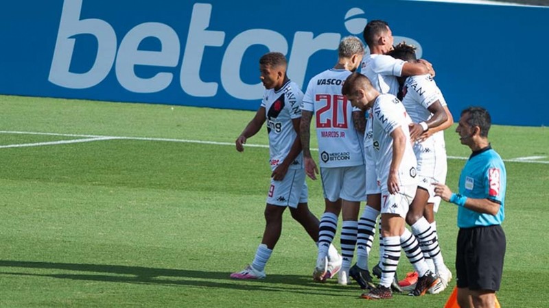 No Morumbi, Vasco e São Paulo empataram por 1 a 1 em jogo válido pela 22ª rodada do Campeonato Brasileiro. O argentino Cano abriu o placar, mas Luciano empatou para o Tricolor. Com o resultado, o Cruz-Maltino saiu da zona de rebaixamento e os paulistas perderam a chance de assumir a liderança. Confira as notas dos jogadores vascaínos (Felipe Melo - felipeeduardo@lancenet.com.br).