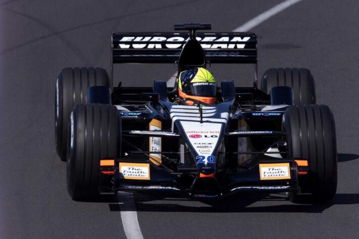 Por motivos financeiros e desempenho ruim, Tarso Marques foi trocado por Alex Yoong na Minardi em 2001