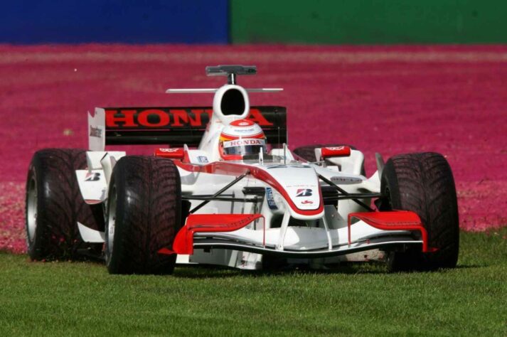 Yuji Ide teve a licença cassada pela FIA por ser muito perigoso nas pistas em 2006. A vaga ficou nas mãos do francês Franck Montagny.