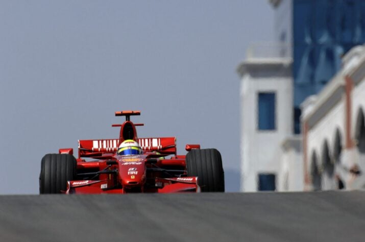 Massa viu Kimi Räikkönen próximo no final, mas cruzou a linha de chegada em primeiro para vencer novamente.