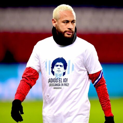 Na França, Neymar entrou em campo para o aquecimento do PSG na partida contra o Bordeaux vestindo uma camisa especial para homenagear Maradona. 