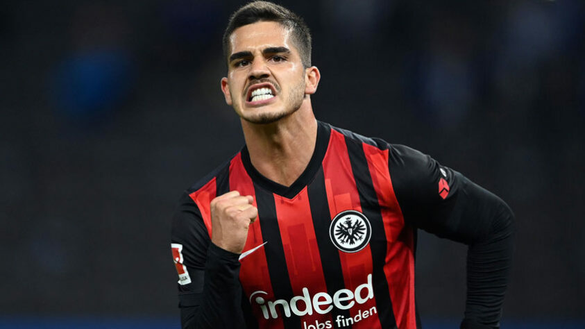 ESQUENTOU - O Atlético de Madrid está interessado na contratação do atacante André Silva, do Frankfurt, segundo o “Bild”. O clube alemão abriria mão do português por cerca de 30 milhões de libras (R$ 194 milhões)