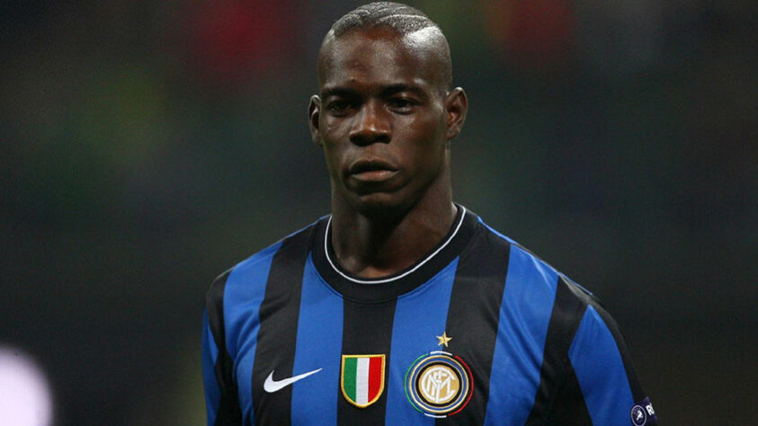 2010 - Balotelli (Inter de Milão) - Depois de uma temporada de pouco sucesso no Brescia, o italiano Balotelli esteve cotado para defender o Vasco. O comportamento explosivo fora de campo o impediu de ser tudo aquilo que dele se esperava. Atualmente está sem clube. 