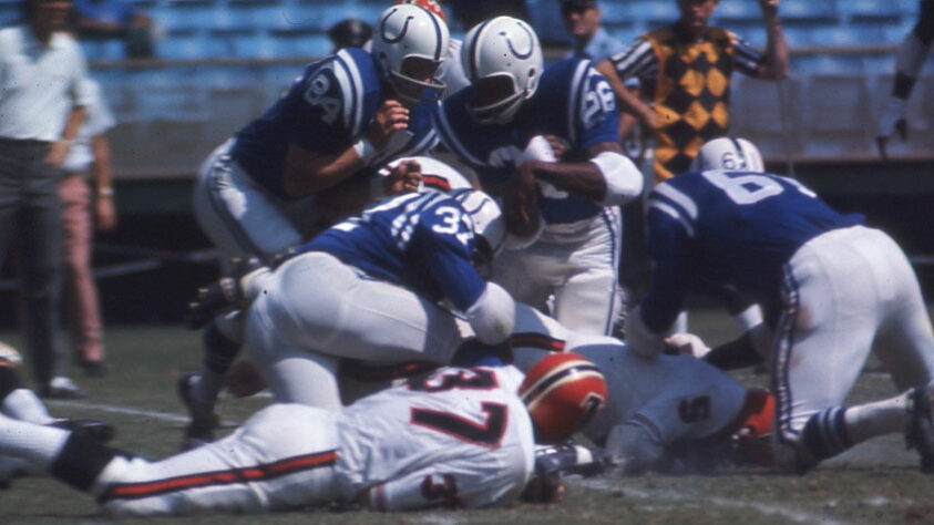 Baltimore Colts (1982). 0 vitórias, 8 derrotas e um empate. A temporada foi menor em decorrência de uma greve da Associação de Jogadores.