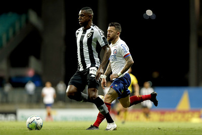 O Botafogo visitou o Bahia na Fonte Nova neste domingo, em jogo válido pela 20ª rodada do Campeonato Brasileiro. Apático, criando pouco e pressionado pelo adversário, o Alvinegro perdeu por 1 a 0. O meia Rodriguinho fez o gol do jogo em cobrança de pênalti cometido por Marcelo Benevenuto nos acréscimos. Zagueiro fazia ótima partida até então. Confira as notas do LANCE!. (Por Núcleo Botafogo - reporterbota@lancenet.com.br)  