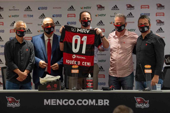 Goleiro histórico do São Paulo, Rogério Ceni recebeu a camisa 01 ao chegar no Flamengo