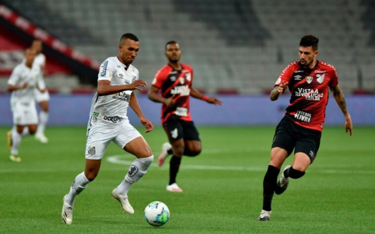 Sem nenhum grande destaque diante do Athletico-PR, o Santos só não perdeu por placar maior graças ao goleiro John, muito exigido pela maneira defensiva com que a equipe atuou