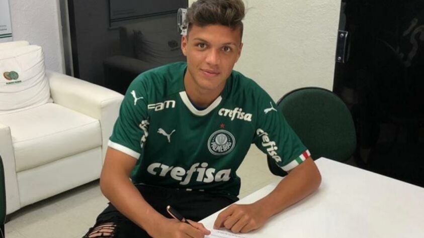 FECHADO - Além da chegada de Breno Lopes, o Palmeiras também oficializou a chegada do atacante Daniel, de 16 anos, grande destaque do Desportivo Brasil, clube formador de Porto Feliz-SP. Seu contrato com o clube alviverde será valido até janeiro de 2023 por empréstimo com opção de compra. Ele fará parte do elenco sub-17 do Verdão.