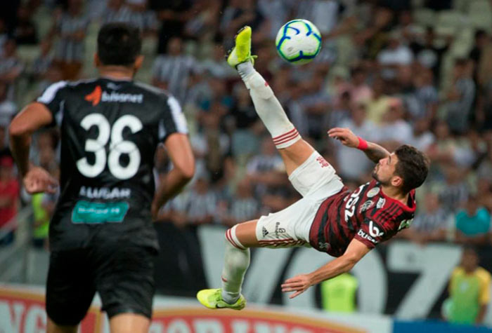 De Arrascaeta foi indicado esta semana para concorrer ao Prêmio Puskás que terá seu vencedor anunciado ainda este ano. O jogador anotou um golaço de bicicleta na vitória de 3 a 0 sobre o Ceará no Campeonato Brasileiro do ano passado. 