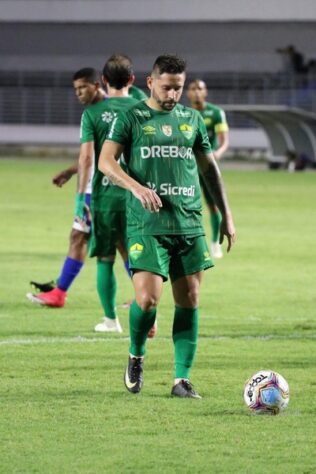 Élvis (Cuiabá) - Precisando de um garçom no seu time? Elvis pode ser a solução. O meia do Cuiabá é o atual líder de assistências da Série B com seis passes decisivos para gol. 