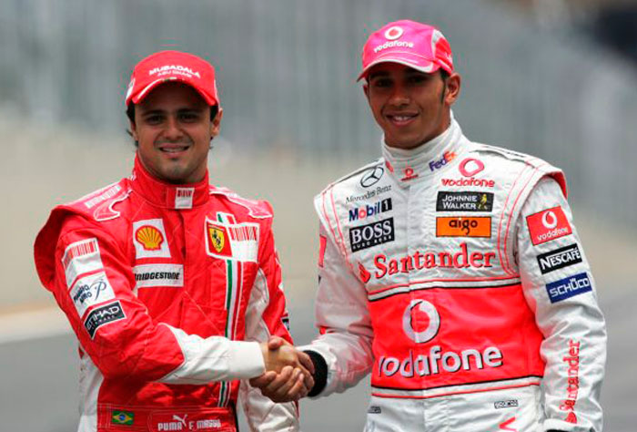 Massa perde na última curva: A temporada de 2008 da Fórmula foi eletrizante. No último circuito do ano, em Interlagos, o brasileiro Felipe Massa precisava de uma combinação para sagrar-se campeão. O brasileiro terminou a corrida em primeiro lugar e a Ferrari dava o título como certo. Contudo, na última curva, Lewis Hamilton ultrapassou Timo Glock e não só conseguiu o quinto lugar na corrida, como foi campeão e frustrou o brasileiro.